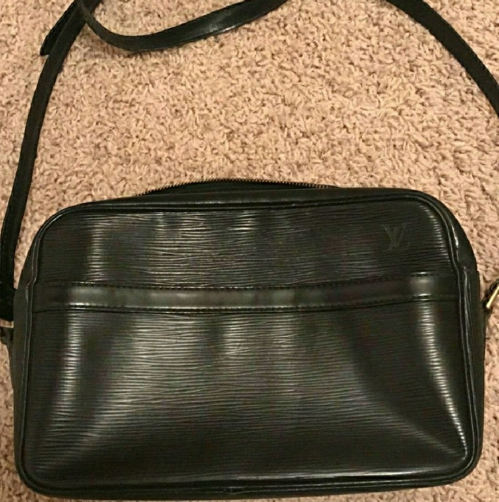 Louis Vution cross body purse.
